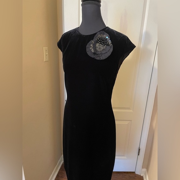 Trina Turk Black Velvet Velour Sleeveless Dress Flower Appliqué Pin Size 6 Party - Picture 3 of 12